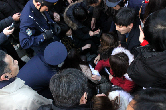 ‘2·8 독립선언 95주년 맞이 대학생 도쿄원정대’가 7일 오후 일본 도쿄도(東京都) 지요다(千代田)구 야스쿠니(靖國)신사를 방문하려다 일본 경찰에 의해 제지되고 있다.  연합뉴스