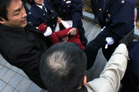 ‘2·8 독립선언 95주년 맞이 대학생 도쿄원정대’가 7일 오후 일본 도쿄도(東京都) 지요다(千代田)구 야스쿠니(靖國)신사를 방문하려다 일본 경찰에 의해 제지되고 있다.  연합뉴스