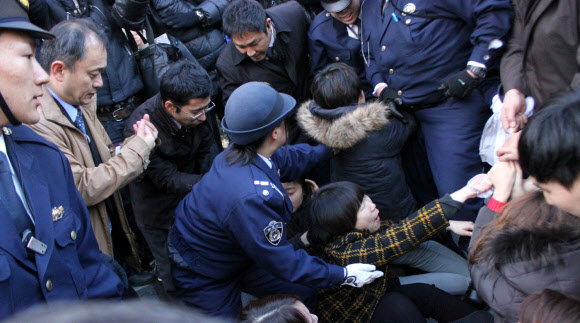 ‘2·8 독립선언 95주년 맞이 대학생 도쿄원정대’가 7일 오후 일본 도쿄도(東京都) 지요다(千代田)구 야스쿠니(靖國)신사를 방문하려다 일본 경찰에 의해 제지되고 있다.  연합뉴스