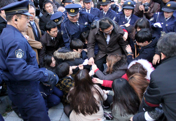 ‘2·8 독립선언 95주년 맞이 대학생 도쿄원정대’가 7일 오후 일본 도쿄도(東京都) 지요다(千代田)구 야스쿠니(靖國)신사를 방문하려다 일본 경찰에 의해 제지되고 있다.  연합뉴스
