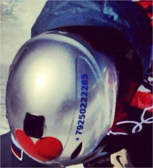 전화번호를 새긴 러시아 스노보드 선수 알렉세이 소볼레프의 헬멧. 야후스포츠 캡쳐