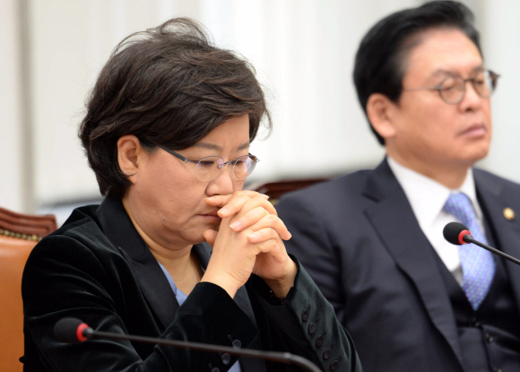 6·4 지방선거에서 서울시장 출마를 선언한 새누리당 이혜훈(왼쪽) 의원이 10일 국회에서 열린 새누리당 최고위원회의에서 생각에 잠겨 있다.
