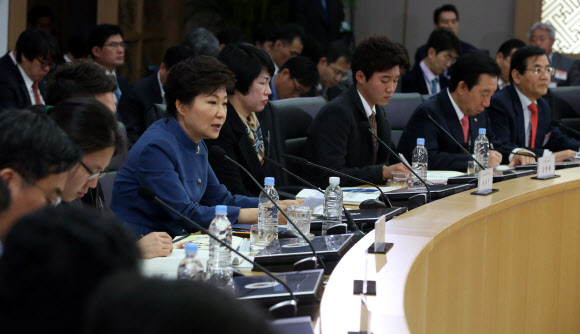 박근혜 대통령이 11일 오전 정부세종청사에서 열린 보건복지·고용노동·여성가족부에 대한 일자리, 복지분야 업무보고에서 모두발언을 하고 있다.  연합뉴스