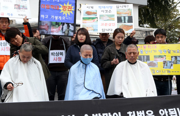 11일 울산지법 앞에서 아동학대 피해 부모들이 이날 재판을 받는 계모 박모씨의 사형을 요구하며 삭발하고 있다. 연합뉴스