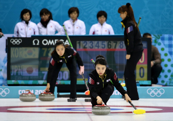 대한민국 여자 컬링 대표팀이 11일 러시아 소치 해안클러스터의 아이스큐브 컬링 센터에서 열린 2014 소치 동계올림픽 여자 컬링 예선전 일본과의 경기를 앞두고 연습하고 있다. 연합뉴스