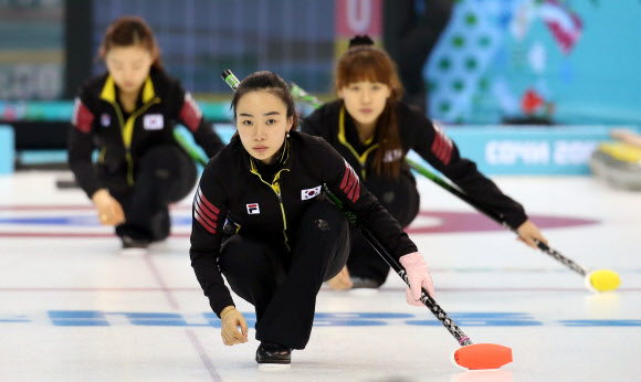 대한민국 여자 컬링 대표팀이 11일 러시아 소치 해안클러스터의 아이스큐브 컬링 센터에서 열린 2014 소치 동계올림픽 여자 컬링 예선전 일본과의 경기를 앞두고 연습하고 있다. 연합뉴스