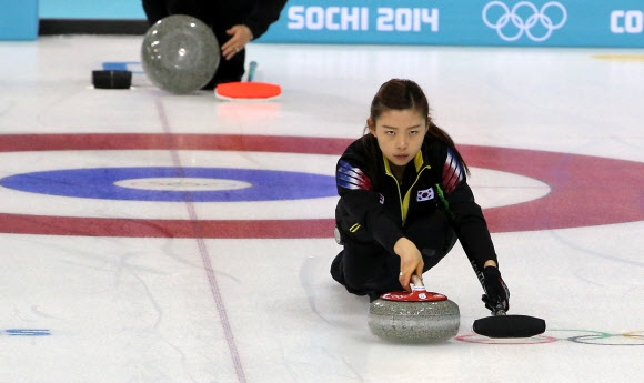 11일 오전(현지시간) 러시아 소치 해안클러스터 아이스큐브 컬링센터에서 열린 여자 예선 한국과 일본 경기에 앞서 이슬비가 스톤을 던지며 적응훈련을 하고 있다. 연합뉴스