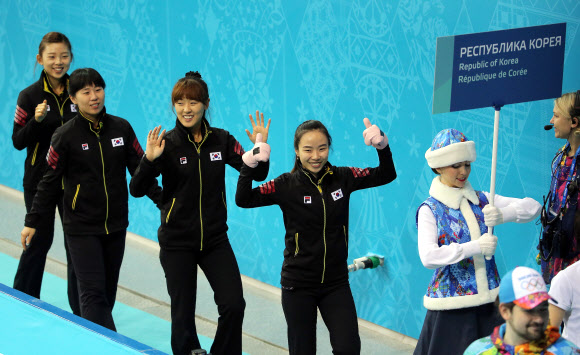 11일 오전(현지시간) 러시아 소치 해안클러스터 아이스큐브 컬링센터에서 열린 여자 예선 한국과 일본 경기에 앞서 한국 대표팀이 밝은 표정으로 입장하고 있다. 연합뉴스