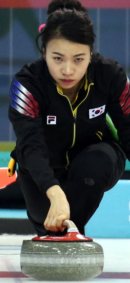 대한민국 여자 컬링 대표팀의 엄민지가 11일 러시아 소치 해안클러스터의 아이스큐브 컬링 센터에서 열린 2014 소치 동계올림픽 여자 컬링 예선전 일본과의 경기를 앞두고 연습하며 스톤을 밀고 있다. 연합뉴스