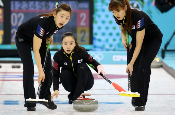 대한민국 여자 컬링 대표팀의 김지선(가운데)이 11일 러시아 소치 해안클러스터의 아이스큐브 컬링 센터에서 열린 2014 소치 동계올림픽 여자 컬링 예선전 일본과의 경기에서 조심스럽게 스톤을 밀고 있다. 연합뉴스