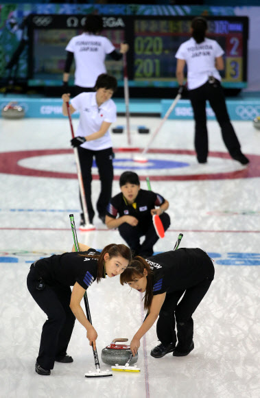 11일 오전(현지시간) 러시아 소치 해안클러스터 아이스큐브 컬링센터에서 열린 여자 예선 한국과 일본 경기에서 한국 이슬비와 김은지가 브룸으로 얼음을 닦고 있다. 연합뉴스