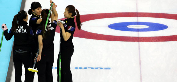 11일 오전(현지시간) 러시아 소치 해안 클러스터 올림픽 파크 내 아이스 큐브 컬링 센터에서 열린 여자 컬링 예선 일본과의 경기에서 대한민국 여자 컬링 대표팀 선수들이 하이파이브를 하고 있다.연합뉴스
