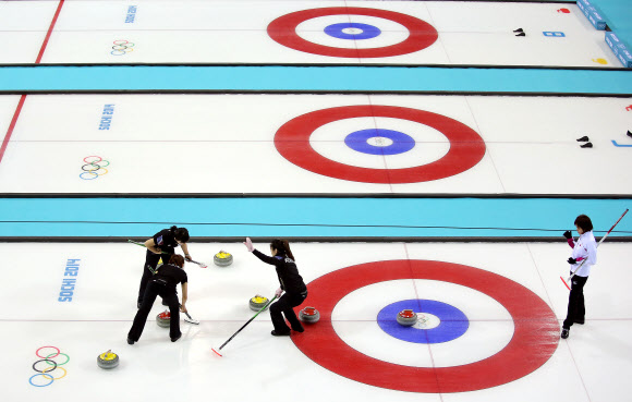 11일 오전(현지시간) 러시아 소치 해안클러스터 아이스큐브 컬링센터에서 열린 여자 예선 한국과 일본 경기에서 한국 선수들이 신중하게 스톤의 위치를 잡고 있다. 연합뉴스