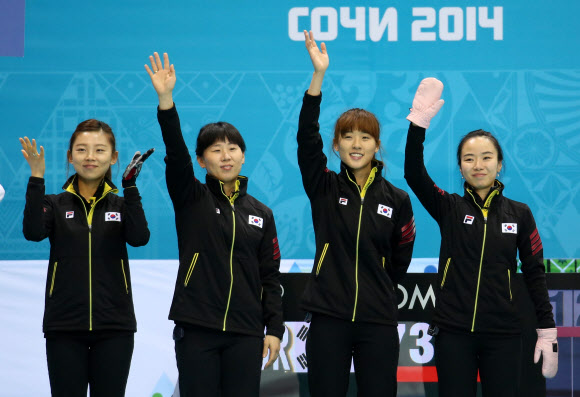 여자 컬링 대표팀의 김지선, 김은지, 신미성, 이슬비(오른쪽부터)가 11일 러시아 소치 해안클러스터의 아이스큐브 컬링 센터에서 열린 2014 소치 동계올림픽 여자 컬링 예선전 일본과의 경기에 앞서 선수단 소개를 받으며 밝게 웃고 있다. 연합뉴스