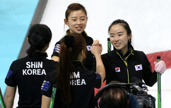 대한민국 여자 컬링 대표팀이 11일 러시아 소치 해안클러스터의 아이스큐브 컬링 센터에서 열린 2014 소치 동계올림픽 여자 컬링 예선전 일본과의 경기에서 12-7 승리를 거둔 뒤 기뻐하고 있다. 연합뉴스