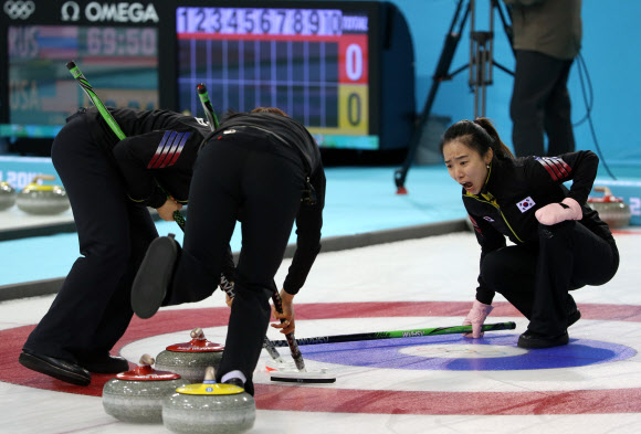 11일 오전(현지시간) 러시아 소치 해안 클러스터 올림픽 파크 내 아이스 큐브 컬링 센터에서 열린 여자 컬링 예선 일본과의 경기에서 대한민국 여자 컬링 대표팀 김지선이 스톤의 방향을 살피며 팀 동료들에게 작전을 지시하고 있다. 연합뉴스