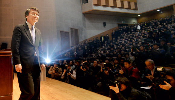 무소속 안철수 의원이 11일 서울 동작구 여의대방로 서울여성플라자에서 열린 ‘새로운 정치를 위한 국민과의 대화’에 참석해 인사말을 마친 뒤 단상에서 내려오고 있다. 박지환 기자 popocar@seoul.co.kr