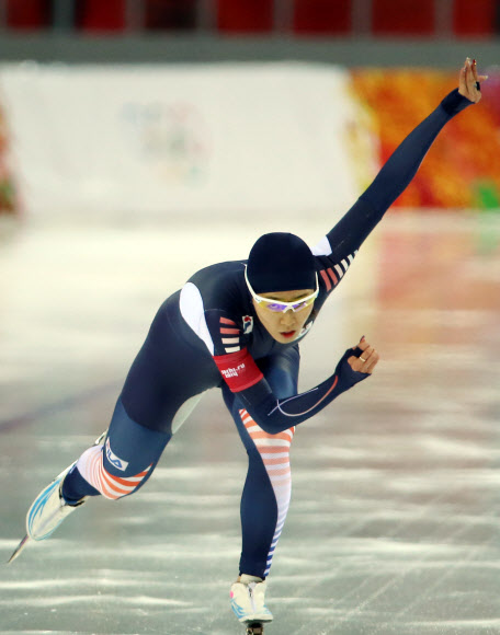 제22회 러시아 소치 동계올림픽 대회 5일째인 11일 오후 소치 해안 클러스터 올림픽 파크 내 아들레르 아레나에서 열린 여자 스피드스케이팅 500m 1라운드 경기에서 대한민국의 이상화가 역주하고 있다. 연합뉴스