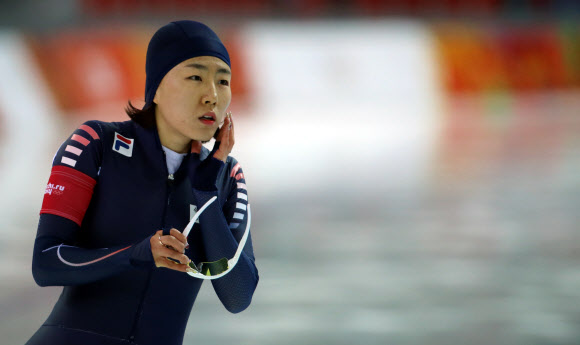 제22회 러시아 소치 동계올림픽 대회 5일째인 11일 오후 소치 해안 클러스터 올림픽 파크 내 아들레르 아레나에서 열린 여자 스피드스케이팅 500m 1차 레이스에서 이상화가 결승선을 통과한 뒤 기록을 확인하고 있다. 연합뉴스