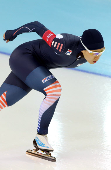 한국 스피드스케이팅의 이상화가 11일 러시아 소치 해안클러스터의 아들레르 아레나에서 열린 2014 소치 동계올림픽 스피드스케이팅 여자 500ｍ 경기 1차 레이스에서 역주하고 있다.연합뉴스