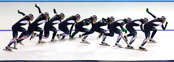 한국 스피드스케이팅의 이상화가 11일(현지시간) 러시아 소치 해안클러스터의 아들레르 아레나에서 열린 2014 소치 동계올림픽 스피드스케이팅 여자 500ｍ 경기에서 금메달을 차지, 올림픽 2연패를 달성했다. 사진은 이날 경기에 앞서 이상화의 스타트 훈련 모습을 다중 노출 기법을 이용해 9장 연속 촬영. 연합뉴스