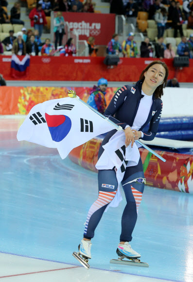 ’빙속여제’ 이상화가 11일 오후(현지시간) 러시아 소치 해안클러스터의 아들레르 아레나에서 열린 2014 소치 동계올림픽 스피드스케이팅 여자 500ｍ 경기에서 금메달을 차지, 2연패를 달성한 뒤 환호하고 있다. 연합뉴스