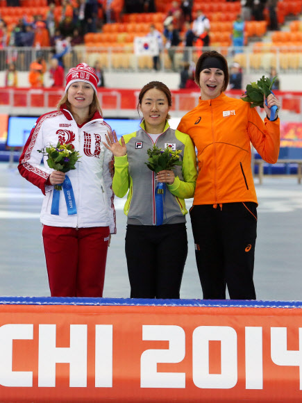 ’빙속여제’ 이상화가 11일 오후(현지시간) 러시아 소치 해안클러스터의 아들레르 아레나에서 열린 2014 소치 동계올림픽 스피드스케이팅 여자 500ｍ 경기에서 금메달을 차지, 플라워 세러머니를 마친 뒤 취재진을 향해 환하게 웃고 있다. 연합뉴스