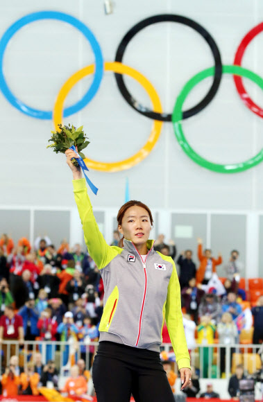 ’빙속 여제’ 이상화가 제22회 소치 동계올림픽 대회 5일째인 11일 오후(현지시간) 러시아 소치 해안 클러스터 올림픽 파크 내 아들레르 아레나에서 열린 여자 500m 경기에서 금메달을 차지한 뒤 플라워 세리머니 때 단상 위에서 꽃을 들어보이고 있다. 연합뉴스