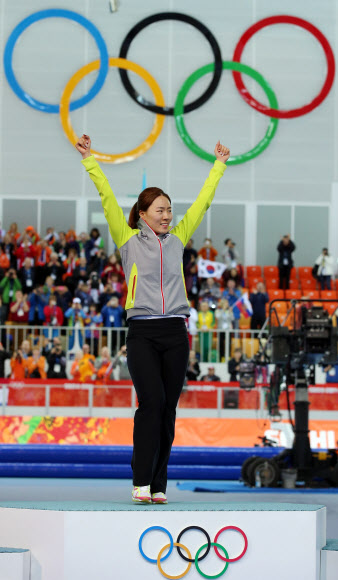 ’빙속 여제’ 이상화가 제22회 소치 동계올림픽 대회 5일째인 11일 오후(현지시간) 러시아 소치 해안 클러스터 올림픽 파크 내 아들레르 아레나에서 열린 여자 500m 경기에서 금메달을 차지한 뒤 플라워 세리머니 때 두 손을 높이 들고 있다. 연합뉴스