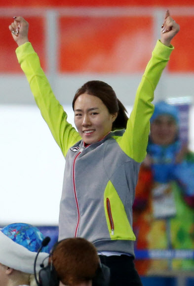 ’빙속여제’ 이상화가 11일 오후(현지시간) 러시아 소치 해안클러스터의 아들레르 아레나에서 열린 2014 소치 동계올림픽 스피드스케이팅 여자 500ｍ 경기에서 금메달을 차지, 2연패를 달성한 뒤 플라워 세리머니를 하며 두팔을 번쩍 들고 있다. 연합뉴스