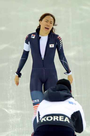 한국 스피드스케이팅의 이상화가 11일(현지시간) 러시아 소치 해안클러스터의 아들레르 아레나에서 열린 2014 소치 동계올림픽 스피드스케이팅 여자 500ｍ 경기에서 금메달을 차지한 뒤 코치와 함께 환호하고 있다. 연합뉴스