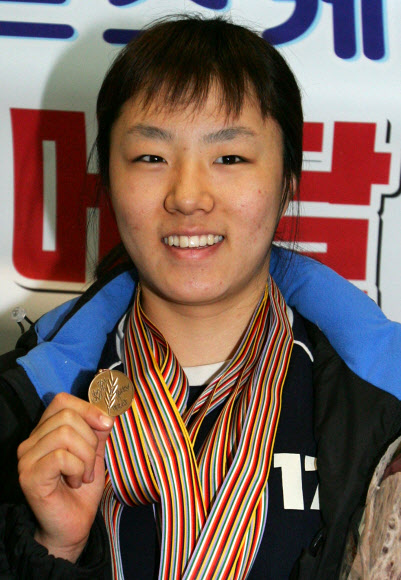 2005세계종목별빙상선수권대회 500ｍ에서 동메달 쾌거를 이룬 이상화가 2005년 3월 8일 인천공항에서 동메달을 보여주며 기뻐하는 모습. 연합뉴스