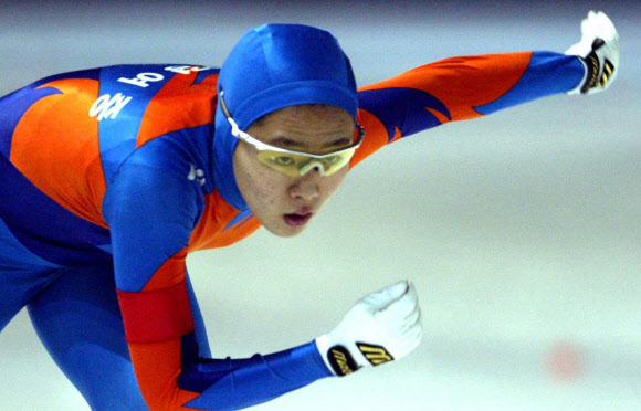 휘경여중 시절 이상화가 2004년 1월 15일 태릉 국제스케이트장에서 열린 제34회 회장배 전국 남녀 빙상경기대회 1000ｍ경기에서 1분22초79의 기록으로 우승하며 차세대 빙속스타로 떠오른 경기 모습. 당시 이 기록은 대회 일반부까지 통틀어 최고의 기록이었다. 연합뉴스