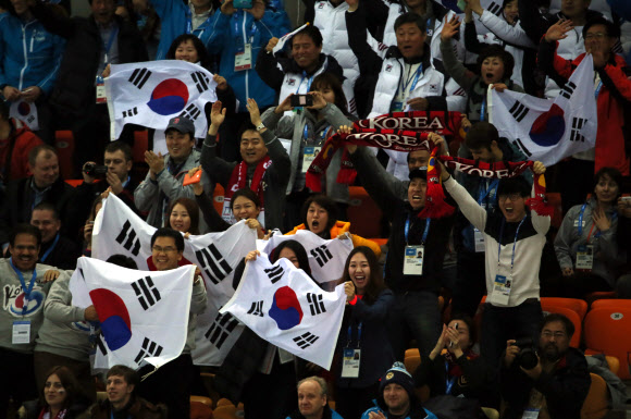 ’빙속 여제’ 이상화가 제22회 소치 동계올림픽 대회 5일째인 11일 오후(현지시간) 러시아 소치 해안 클러스터 올림픽 파크 내 아들레르 아레나에서 열린 여자 500m 경기에서 우승하자 관중석의 한국 응원단이 기뻐하고 있다. 연합뉴스