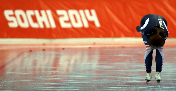 ‘빙속 여제’ 이상화가 제22회 소치 동계올림픽 대회 5일째인 11일 오후(현지시간) 러시아 소치 해안 클러스터 올림픽 파크 내 아들레르 아레나에서 열린 여자 500m 경기에서 우승한 뒤 허리를 숙인 채 경기장을 돌고 있다. 연합뉴스