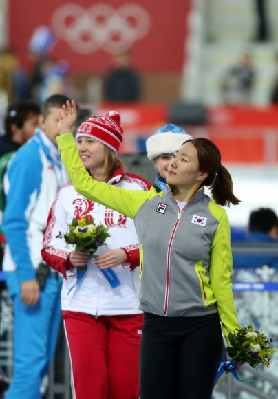 ’빙속여제’ 이상화가 11일 오후(현지시간) 러시아 소치 해안클러스터의 아들레르 아레나에서 열린 2014 소치 동계올림픽 스피드스케이팅 여자 500ｍ 경기에서 금메달을 차지했다. 이상화가 플라워 세리머니를 마친 뒤 한국 응원단을 향해 손을 흔들고 있다. 연합뉴스