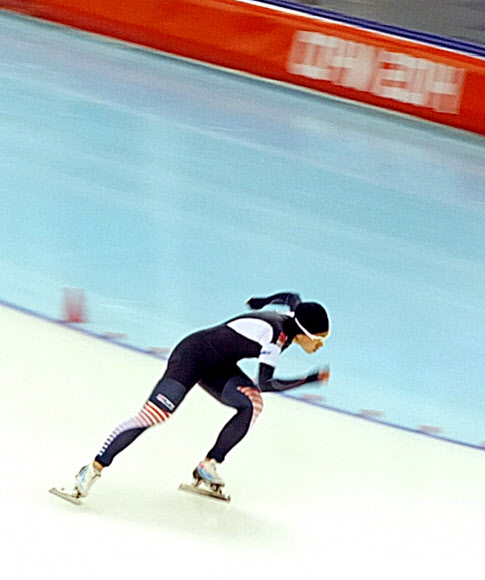 ’빙속여제’ 이상화가 11일 오후(현지시간) 러시아 소치 해안클러스터의 아들레르 아레나에서 열린 2014 소치 동계올림픽 스피드스케이팅 여자 500ｍ 2차 레이스에서 금메달을 향한 질주를 하고 있다.연합뉴스