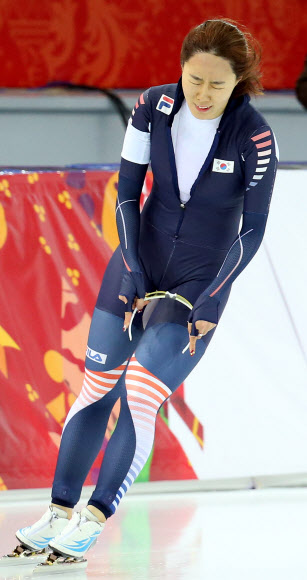 ’빙속여제’ 이상화가 11일 오후(현지시간) 러시아 소치 해안클러스터의 아들레르 아레나에서 열린 2014 소치 동계올림픽 스피드스케이팅 여자 500ｍ 경기에서 금메달을 차지한 뒤 감격에 겨운듯 울먹이고 있다. 연합뉴스