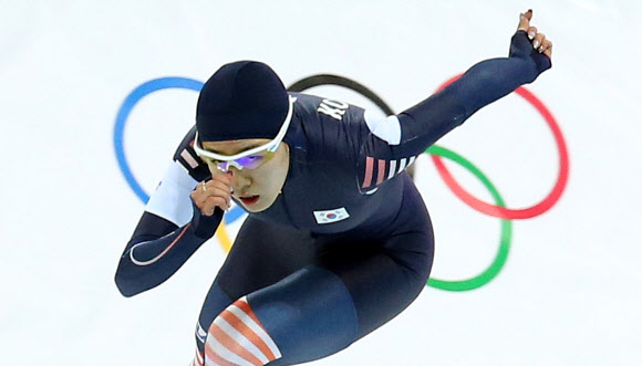 ’빙속여제’ 이상화가 11일 오후(현지시간) 러시아 소치 해안클러스터의 아들레르 아레나에서 열린 2014 소치 동계올림픽 스피드스케이팅 여자 500ｍ 경기 2차 레이스에서 역주하고 있다. 연합뉴스