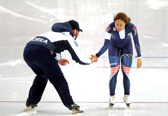 한국 스피드스케이팅의 이상화가 11일(현지시간) 러시아 소치 해안클러스터의 아들레르 아레나에서 열린 2014 소치 동계올림픽 스피드스케이팅 여자 500ｍ 경기에서 우승을 확정한 뒤 케빈 코치의 축하를 받고 있다. 연합뉴스