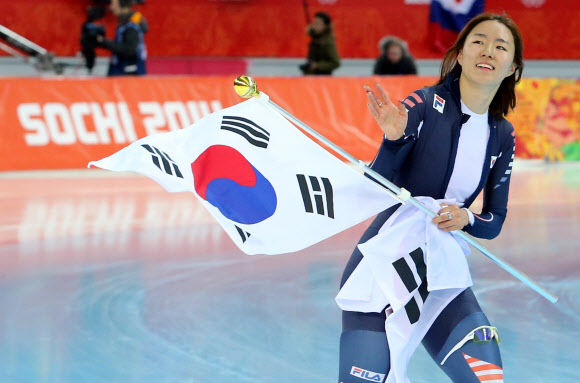 ’빙속여제’ 이상화가 11일 오후(현지시간) 러시아 소치 해안클러스터의 아들레르 아레나에서 열린 2014 소치 동계올림픽 스피드스케이팅 여자 500ｍ 경기에서 금메달을 차지한 뒤 태극기를 들고 기뻐하고 있다. 연합뉴스