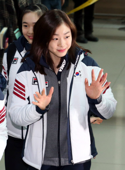 피겨여왕 김연아가 12일 인천국제공항을 통해 동계올림픽이 열리는 소치로 향하며 팬들에게 손을 흔들고 있다.  연합뉴스