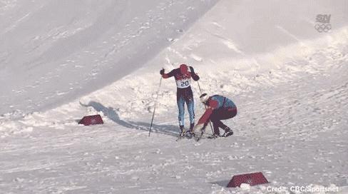 안톤 가파로프(왼쪽·러시아)가 11일(현지시간) 크로스컨트리 남자 스프린트(1.5㎞) 준결선 도중 넘어져 스키 플레이트가 두 동강 나자 캐나다 대표팀 코치인 저스틴 워즈워스가 달려와 여분의 장비로 갈아 끼워 주고 있다. 스포츠 일러스트레이티드(SI) 홈페이지