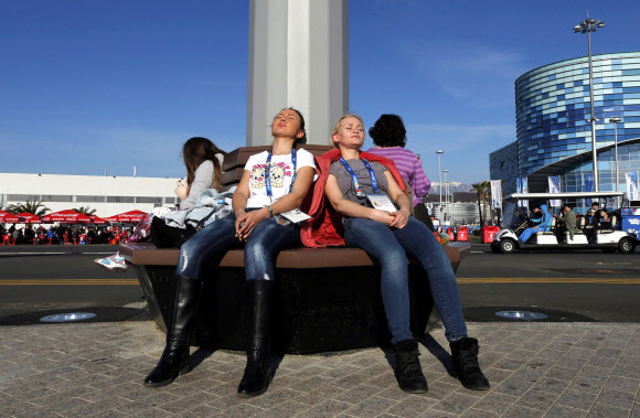 12일(현지시간) 소치 올림픽파크에서 반팔을 여성들이 일광욕을 하고 있다. 로이터/뉴스1