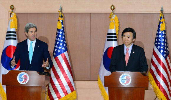 한국을 방문한 존 케리(왼쪽) 미국 국무부 장관과 윤병세 외교부 장관이 13일 저녁 서울 종로구 외교부 청사에서 공동 기자회견을 하고 있다. 손형준 기자 boltagoo@seoul.co.kr