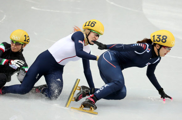 박승희(오른쪽)가 13일 러시아 소치 아이스버그 스케이팅 팰리스에서 열린 소치동계올림픽 쇼트트랙 여자 500m 결승에서 상대 선수와 몸이 엉켜 중심을 잃고 있다. 소치 연합뉴스