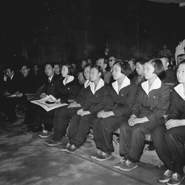 2월은 상급학교 진학을 앞둔 초·중학생들이 교복을 마련하느라 분주하다. 국가기록원이 이달의 기록 주제를 ‘기록으로 보는 교복 변천’으로 정하고 사진 등 기록물 21건을 14일부터 홈페이지에 공개한다. 1966년 생소한 바지교복을 입은 여학생들이 과학전람회 시상식에 참석했다. 국가기록원 제공