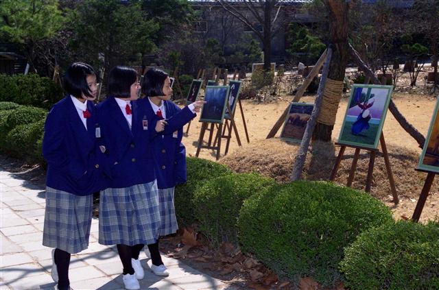 1997년 교외 사진전을 관람하는 여학생들의 교복에서 변화상이 엿보인다. 국가기록원 제공