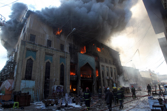 13일 이라크 수도 바그다드 중심지에서 2개의 폭탄이 터져 700년 전 아바시드 시대에 지어진 쇼르자 시장의 역사적 건물이 불타오르며 검은 연기가 치솟고 있다. 이날 테러로 최소 두 명이 사망하고 11명이 부상을 당했다. 바그다드 AFP 연합뉴스