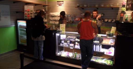 미국 콜로라도주 덴버에 있는 한 오락용 대마초 판매점에서 손님들이 대마초를 구매하고 있다.